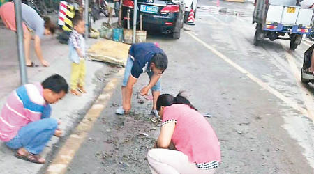 多名市民猛挖路邊的淤泥尋寶。（互聯網圖片）