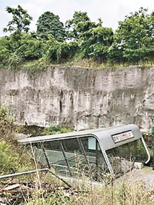 重慶輕軌曹家灣站外荒草叢生。（互聯網圖片）