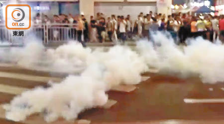 現場施放催淚彈驅趕示威者。（本報清遠傳真）
