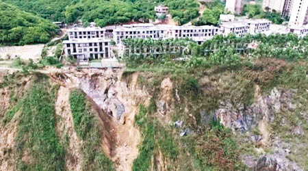大雨後造成嚴重山泥傾瀉，別墅變懸崖危房。（互聯網圖片）