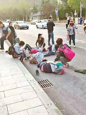 多名傷者倒臥路邊等待救援。（互聯網圖片）