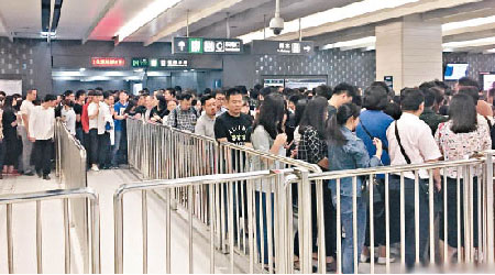 北京部分地鐵站實施臨時管制措施，民眾搭車安檢時站內大排長龍。（互聯網圖片）