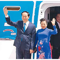 陳大光偕夫人乘坐專機，抵達北京。（中新社圖片）