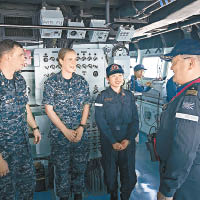日本海上自衞隊隊員與美國海軍士兵交談。（美國海軍圖片）