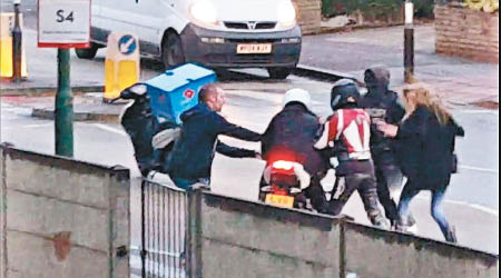 匪徒企圖騎走電單車，路過男女（左一及右一）上前阻止。