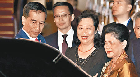 印尼總統維多多（左）與夫人（右）抵達北京。