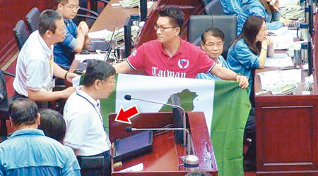 柯文哲（箭嘴示）被提問世大運會場內觀眾能否展示「台灣國」旗時失言答「可以」。（互聯網圖片）