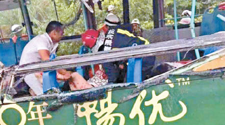 巴士內不少乘客受傷，要由救援人員抬出車。（互聯網圖片）