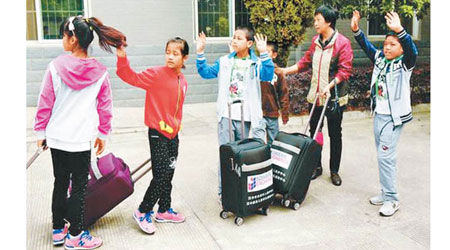 五名緬甸兒童帶同行李回國。（互聯網圖片）