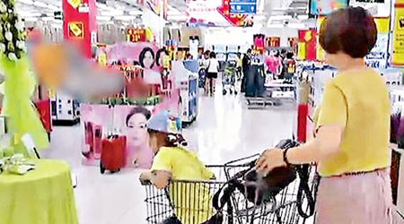 不少家長逛超市時，把孩子放進手推車載物籃內。（互聯網圖片）