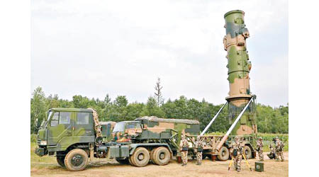 火箭軍某導彈旅進行東風21中程固體彈道導彈發射演習。（電視畫面）