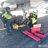 維修人員到場為涉事客機檢查及維修。（互聯網圖片）