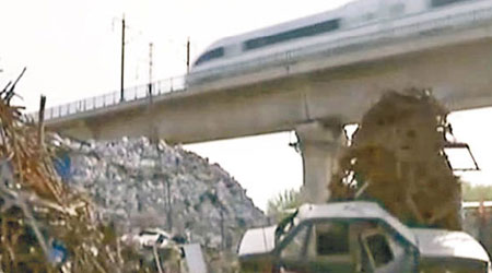 京滬高鐵沿線路段被發現垃圾亂丟、私搭亂建等問題。（互聯網圖片）
