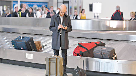 旅客在機場等行李。