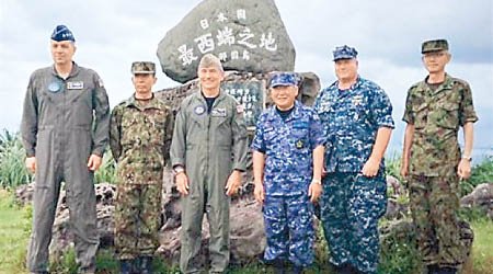 哈里斯（左三）在日本防衞省高官陪同下登島。（互聯網圖片）