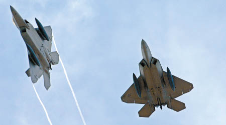 美軍F-22戰機向親敍利亞政府的民兵車隊發動空襲。（資料圖片）