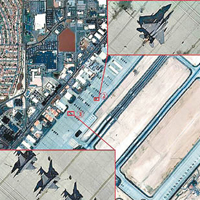 衞星照片中清晰可見軍用機場跑道及停放的戰機。（互聯網圖片）