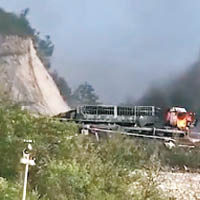 隧道外有大貨車爆炸及起火。