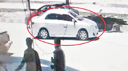 巴基斯坦兩名中國人被綁劫上一輛私家車（紅圈示）。