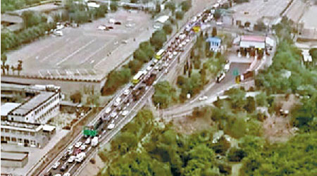 京藏高速北京嘉峪關大排車龍。（互聯網圖片）