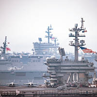 美軍核動力航空母艦「卡爾文森號」（前）及「列根號」（後）會師東海。