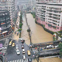 基隆暴雨成災，市區嚴重水浸。 （互聯網圖片）