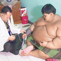 珀曼拿（右）早前接受治療，醫生將施手術為他減磅。（電視畫面）
