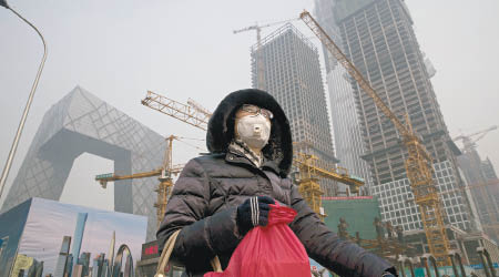 霧霾問題嚴重下，北京經常一片灰濛濛，民眾出行常常要戴口罩。