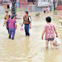 多區廣泛水浸，民眾需涉水而行。（中時電子報圖片）