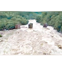 雲南<br>貢山縣有橋樑被洪水沖毀。