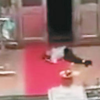 老婦被推倒未能爬起，躺在地板上。（互聯網圖片）