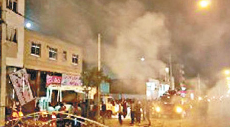 伊朗一間超市發生爆炸，濃煙四散。
