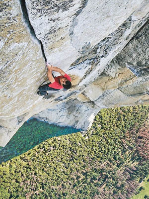 杭諾爾德成功徒手攀上巨型花崗岩頂。（互聯網圖片）