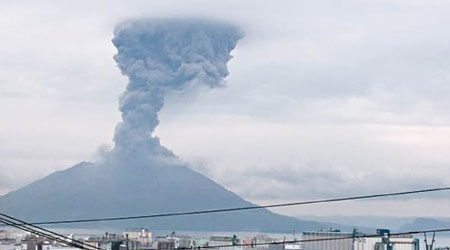 櫻島火山再次噴發，灰燼直上雲霄。（互聯網圖片）