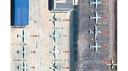 陝西飛機製造廠的停機坪上，停有十二架待交付的軍用特種飛機。（互聯網圖片）