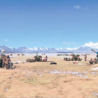 解放軍近日在西藏高原舉行火炮實彈射擊演練。