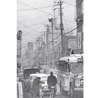 上世紀中期東京街道掛滿電纜。（黑白資料圖片）