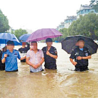 派出所警員在豪雨水浸街情況下押犯涉水指認現場，引起網民討論。（互聯網圖片）