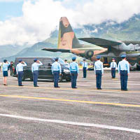 台灣軍方出動兩架運輸機，運送齊柏林等人的遺體。（中時電子報圖片）