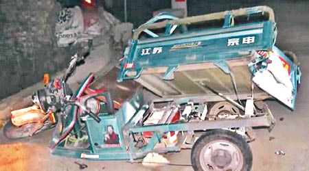 楊父所駕的機動三輪車被撞至嚴重損毀。