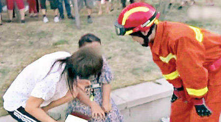 女兒被救起後，因驚嚇過度不停說「我不敢了」。（互聯網圖片）