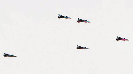 五架殲20呈「人」字形編隊飛行。（互聯網圖片）