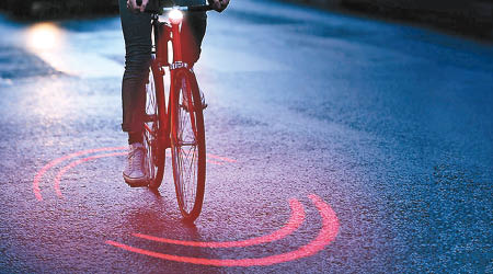 安全燈會投射光亮紅圈，提醒其他駕駛者。