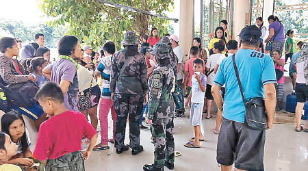 比卡瓦顏鎮的居民疏散。（菲律賓警方圖片）