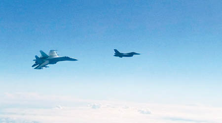俄軍蘇27戰機（左）驅趕F16戰機（右）。（俄羅斯空軍圖片）