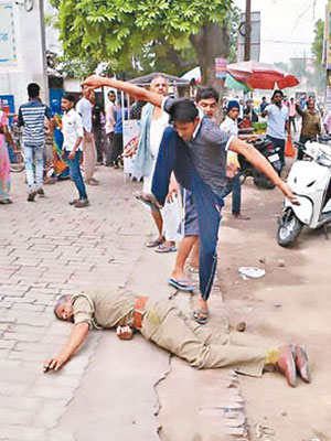 示威者襲擊警員。
