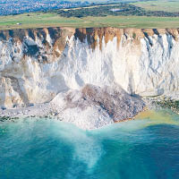 大量石灰岩堆積於懸崖底。