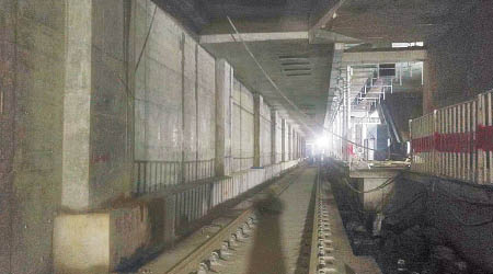 正在興建的青島地鐵十一號線發生電纜運輸車翻側。（互聯網圖片）