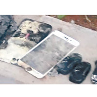 手袋內的充電器及手機等物品被燒爛。