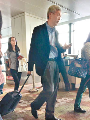 有新加坡網民拍到疑似李顯揚準備登機離開。